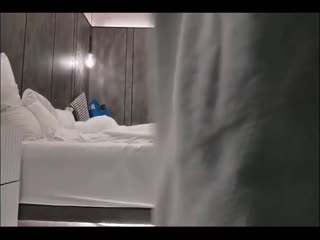 清纯良家酒店偷情被后入狂顶 暴力抽插到骚穴喷水 妹子哭喘求饶不停