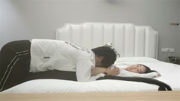 极品短发辣妹惨遭巨根无情抽插,高潮迭起!